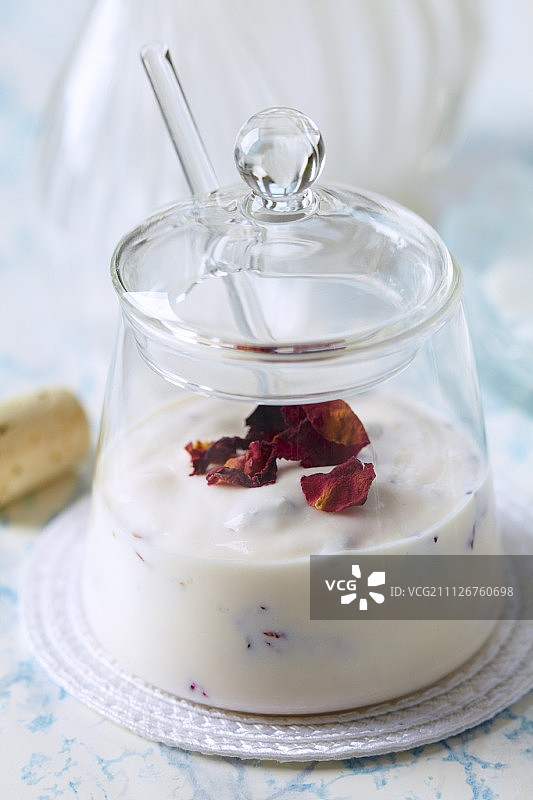 自制玫瑰花瓣柔肤面膜图片素材