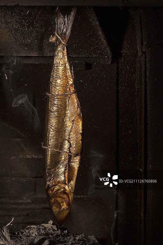 深色背景上的烟熏鱼图片素材