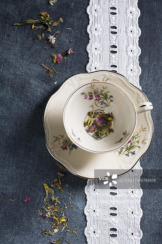 老式杯子里的花草茶图片素材