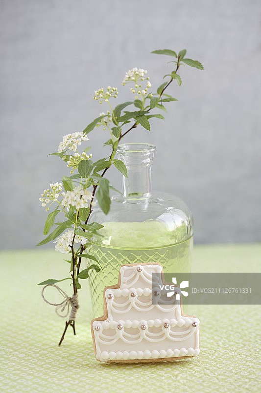 稀释的 Woodruff 糖浆和婚礼蛋糕形饼干图片素材