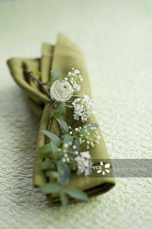 饰有鲜花和水钻的餐巾图片素材