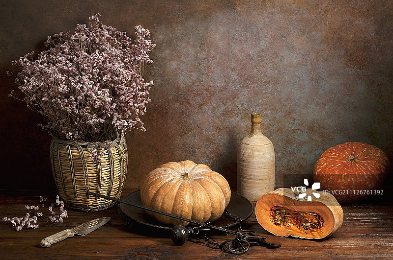 南瓜干花旧天平瓶子和刀的摆放图片素材