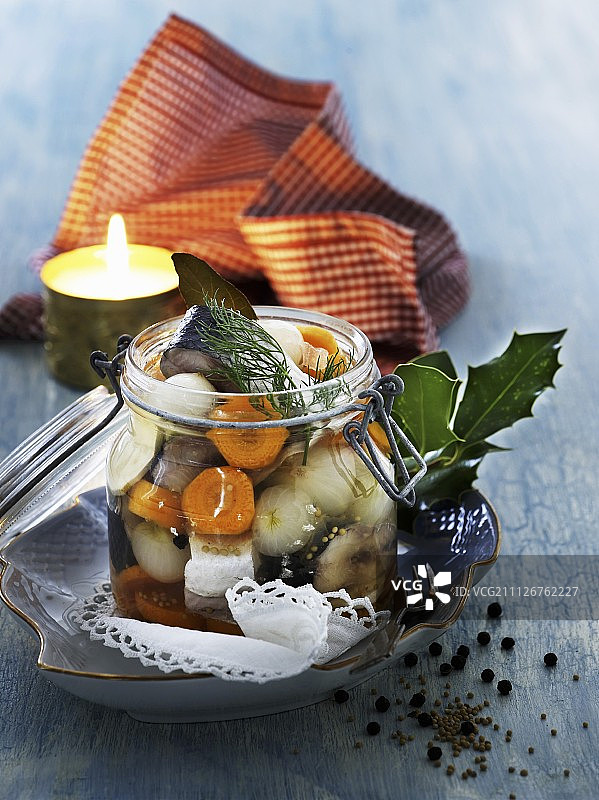 腌鲱鱼配蔬菜图片素材