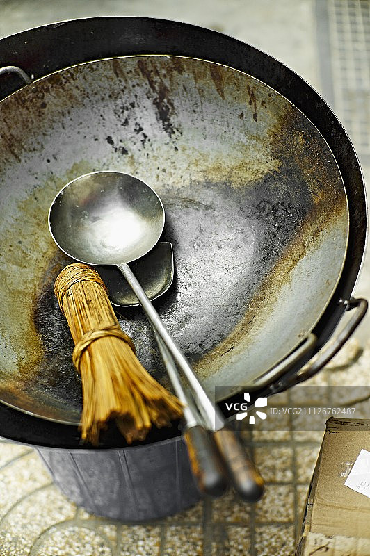 在越南西贡市场炒锅里的竹制搅拌器、勺子和抹刀图片素材