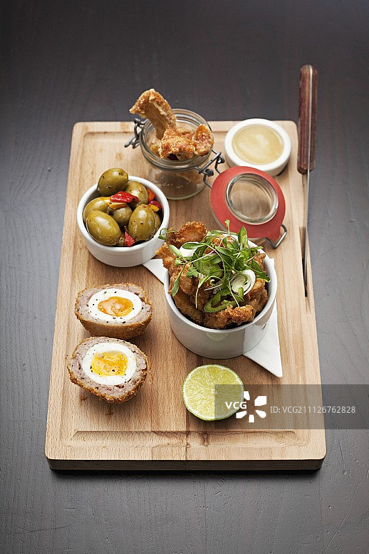 苏格兰鸡蛋、猪肉脆皮和橄榄图片素材