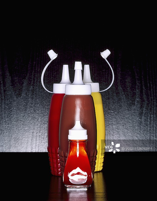 工业制造的酱汁瓶图片素材