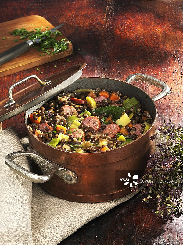 威斯特伐利亚扁豆炖香肠和辣椒图片素材