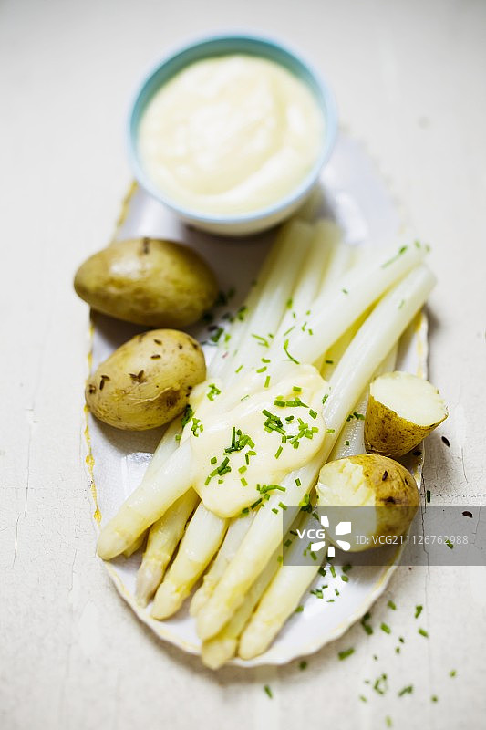 荷兰酱佐芦笋和土豆图片素材
