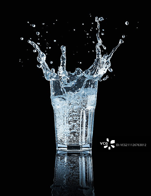 黑色背景下的玻璃水花图片素材