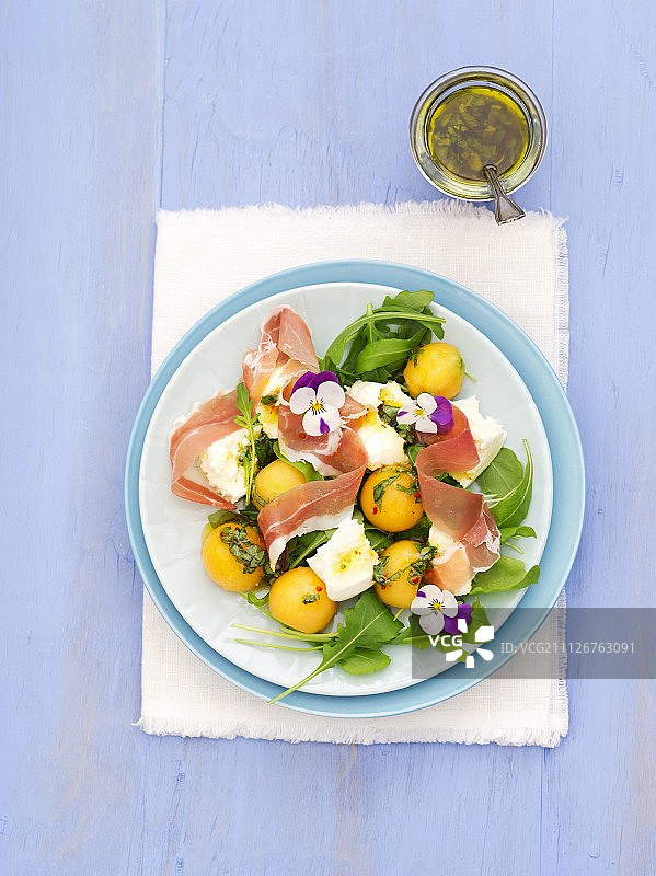 甜瓜、马苏里拉奶酪、芝麻菜和帕尔马火腿沙拉图片素材
