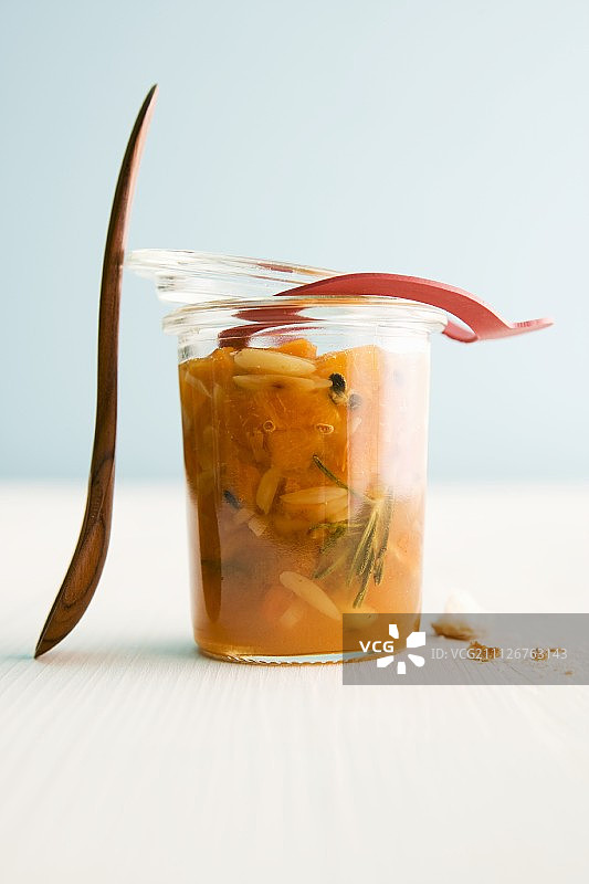 杏子百香果酸辣酱配迷迭香和杏仁图片素材