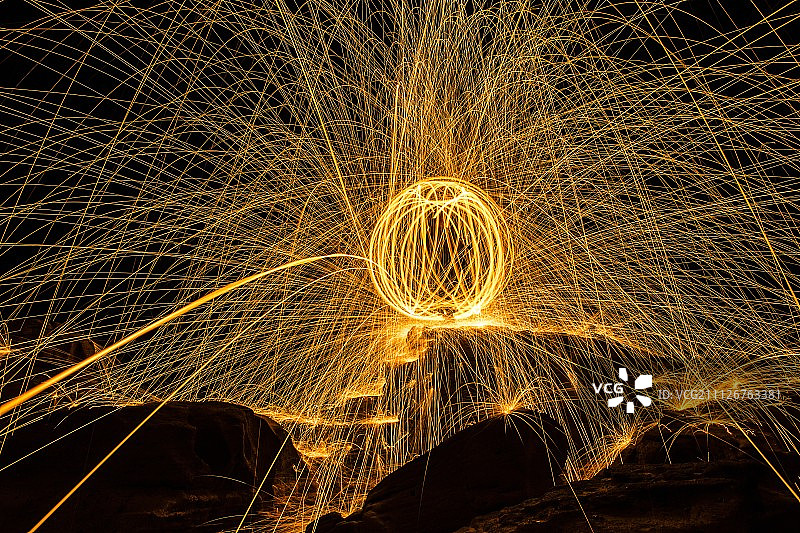 精彩的火球表演之夜图片素材