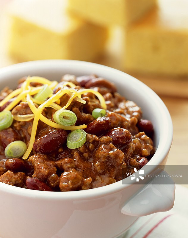 经典辣椒肉酱配葱和奶酪图片素材