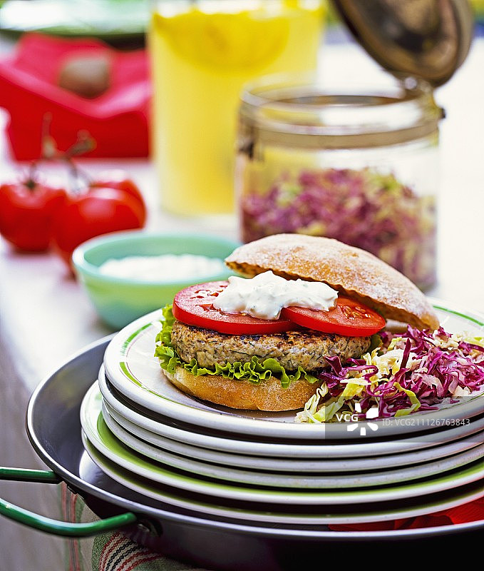 汉堡包和凉拌卷心菜图片素材