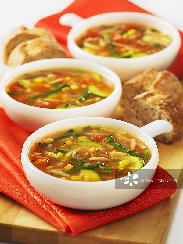 蔬菜汤配奥尔佐面图片素材