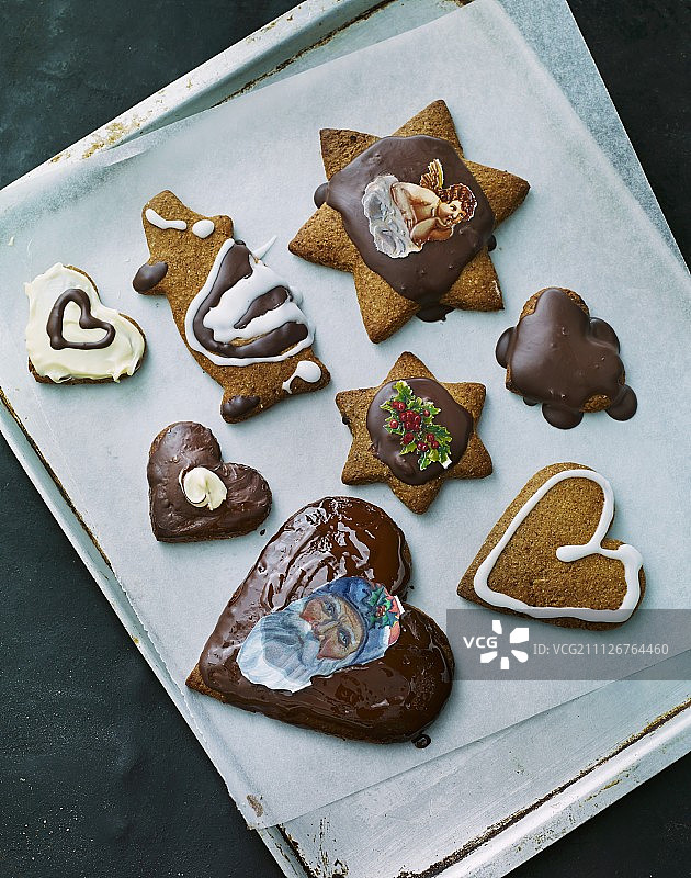 带有白色和黑巧克力釉的姜饼图片素材