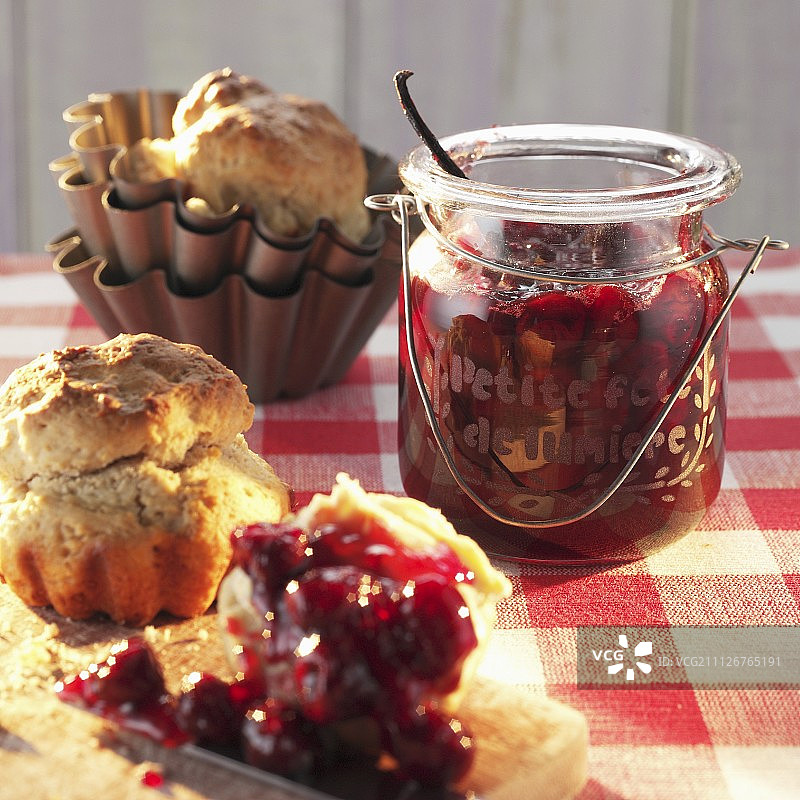 樱桃酱和奶油面包图片素材