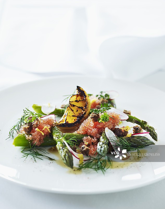 鱼子酱腌制绿色芦笋图片素材