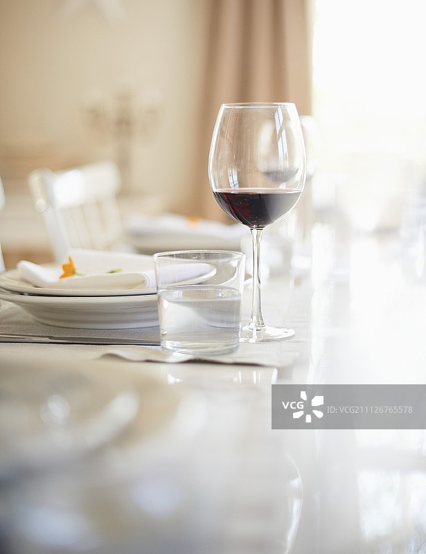 感恩节餐桌摆设，一杯水和一杯红酒图片素材