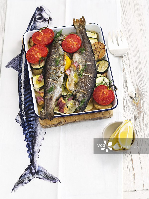 烤箱烤鳟鱼配蔬菜图片素材