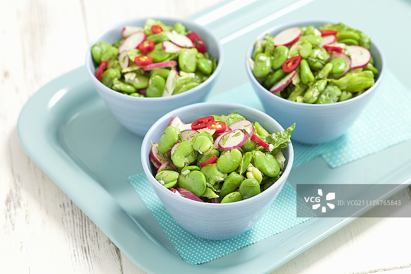 蚕豆沙拉配萝卜和辣椒图片素材