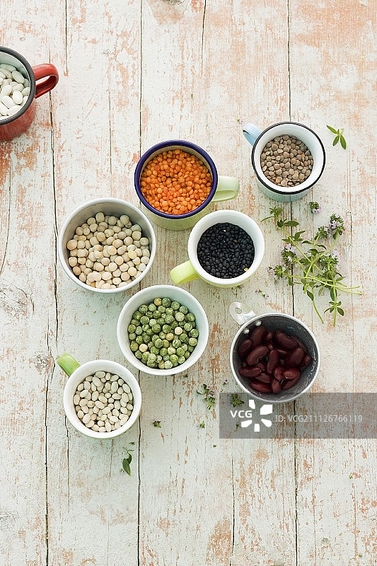 杯子里的各种干燥豆类图片素材