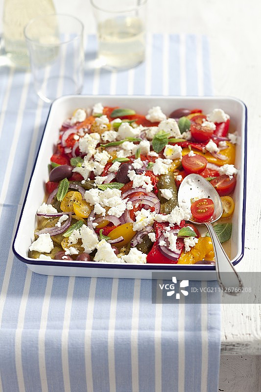 胡椒番茄沙拉配红洋葱和菲达奶酪（希腊）图片素材