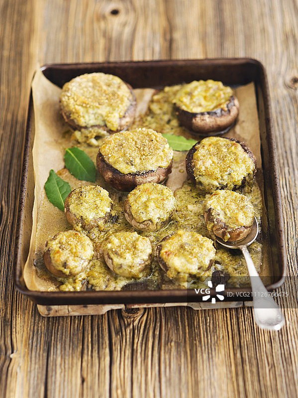 酿入马斯卡彭、马苏里拉和香蒜酱的波多贝罗蘑菇和白蘑菇图片素材