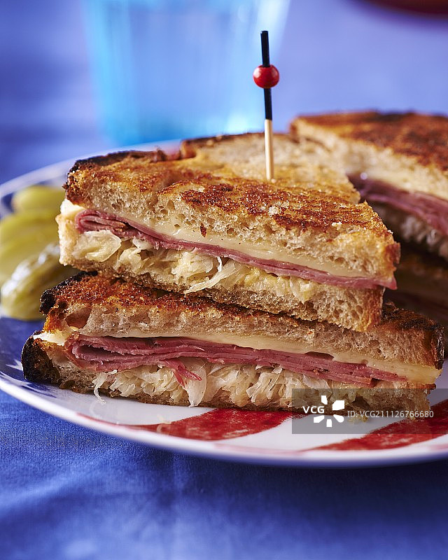 熏牛肉奶酪酸菜烤三明治图片素材