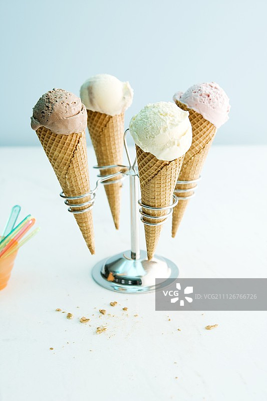 甜筒中的各种冰淇淋图片素材