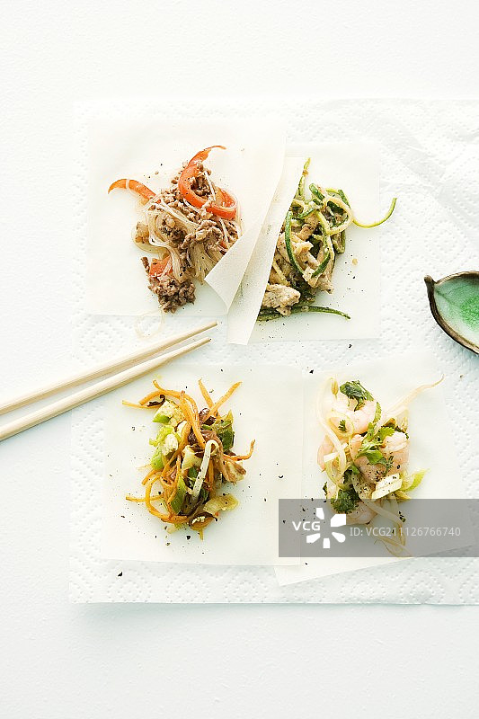 四张包有各种馅料的米纸春卷皮图片素材