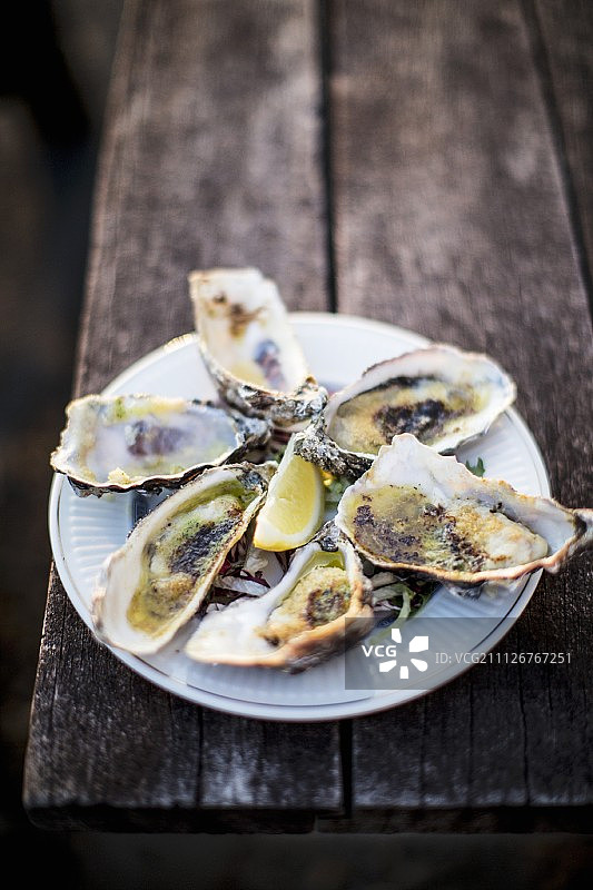 烤生蚝配帕尔马干酪和大蒜图片素材