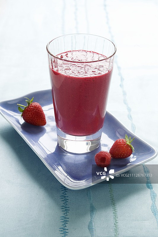 新鲜草莓和覆盆子浆果冰沙图片素材