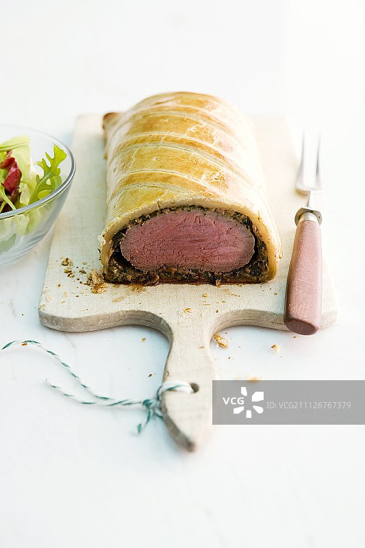 惠灵顿牛排（面包面团包裹的菲力牛排）图片素材