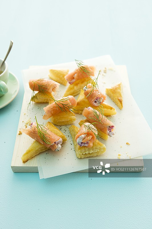 羊角面包三文鱼酸奶卷图片素材