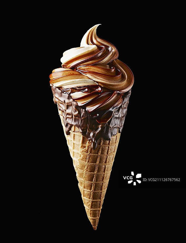 巧克力香草冰淇淋甜筒图片素材