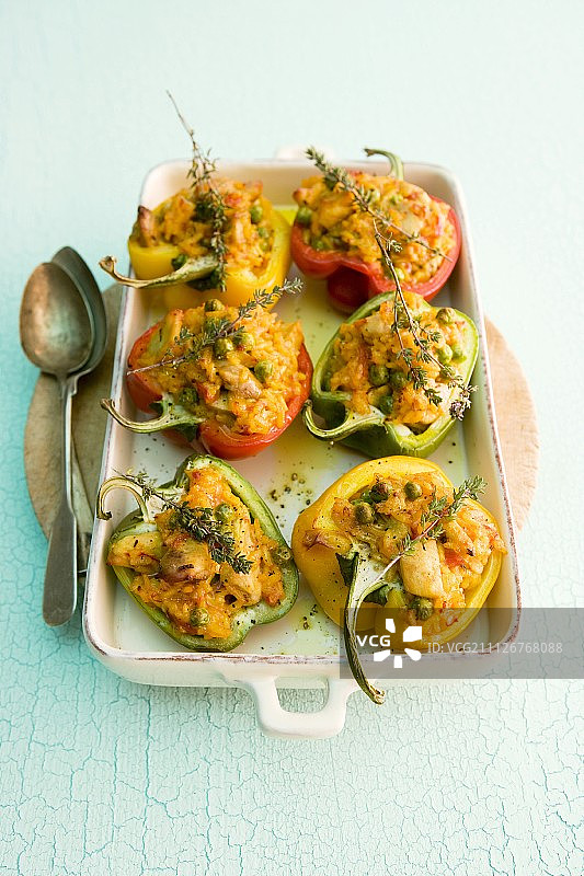 酿有西班牙海鲜饭的辣椒图片素材