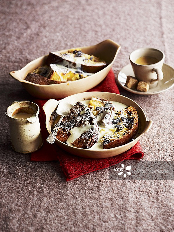 用潘妮托妮和巧克力制成的面包黄油布丁（英国）图片素材