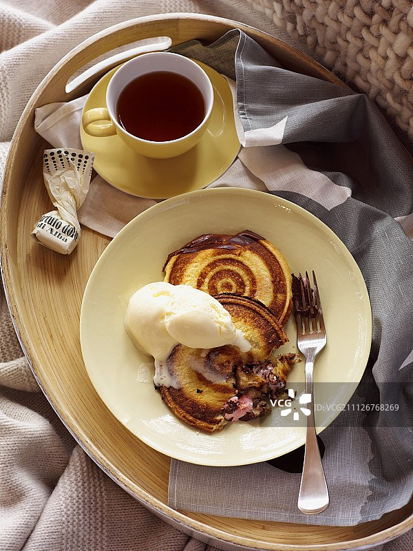 奶油面包三明治配巧克力、棉花糖和冰淇淋图片素材