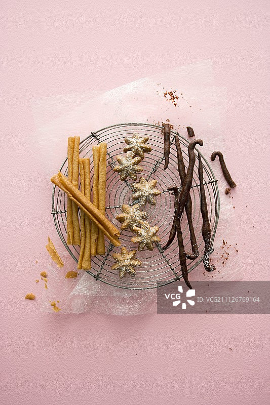 酥脆的肉桂威化饼干棒、茴香星和烤香草豆荚图片素材