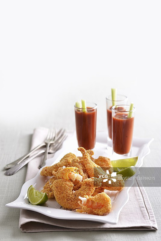 裹着玉米粥面糊的酥脆鲜虾配血腥玛丽蘸酱图片素材
