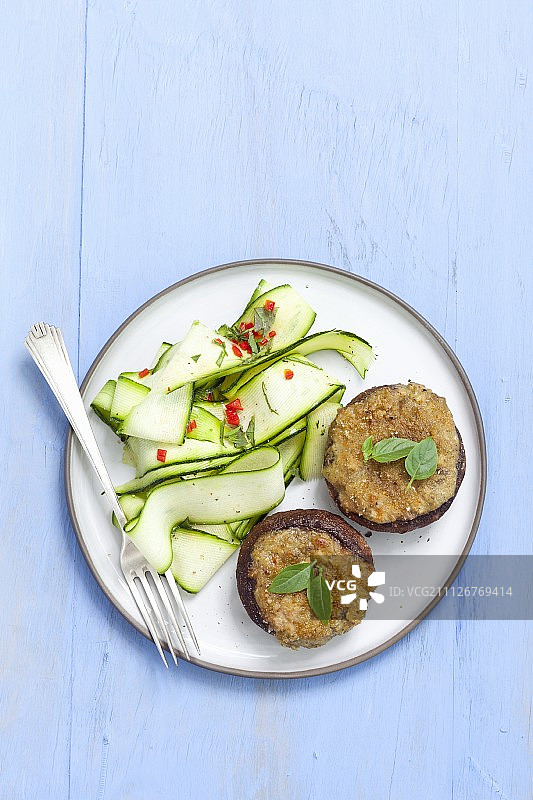 马斯卡彭、香蒜酱和马苏里拉奶酪蘑菇图片素材