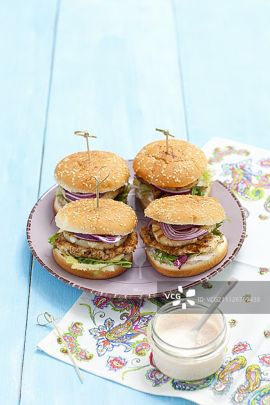鸡肉、菠萝和洋葱迷你汉堡图片素材
