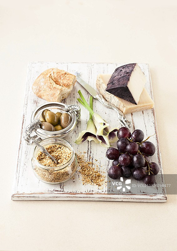 奶酪、葡萄、面包和Gomasio的组合图片素材