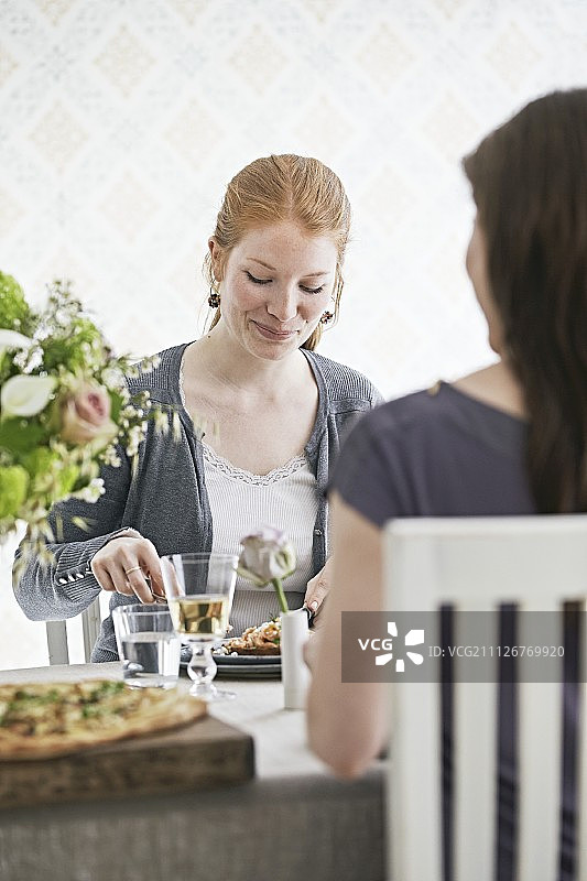 两个朋友在吃披萨图片素材