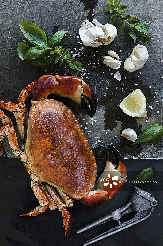 蒜香柠檬香草烤螃蟹图片素材