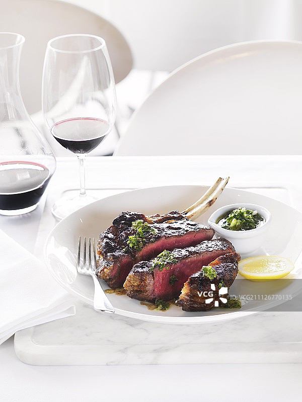 配绿色萨尔萨酱的肋眼牛排切片图片素材