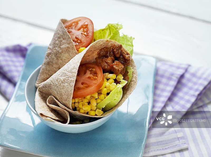 牛肉甜玉米蔬菜卷饼图片素材