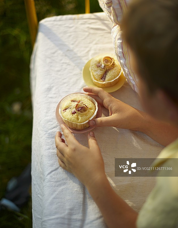 男孩在床上吃松饼当早餐图片素材