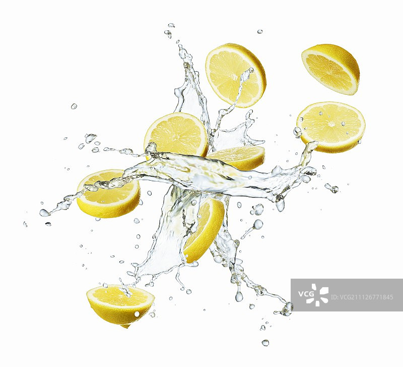带有水花飞溅的柠檬切片图片素材